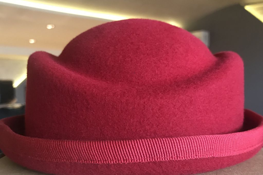 Hostes beresi/şapkası